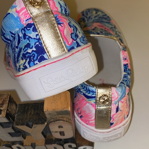 🌴LILLY PULITZER ‘Julie’ Sneaker in Lapis Blue Beach Club Blossoms Print - Picture 4 of 16